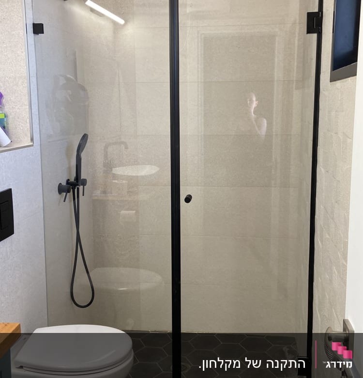 מקלחון זכוכית עם ראש מקלחת שחור
